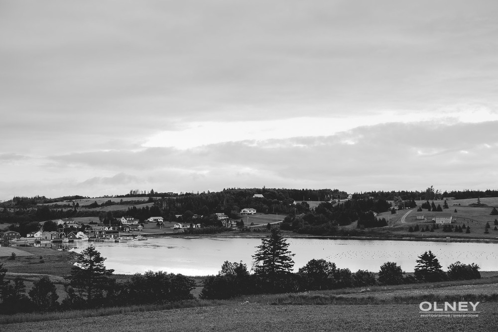 Village and bay in PEI black and white olney photographe sherbrooke