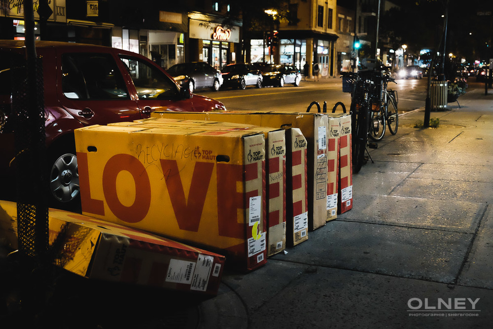 boîtes alignées sur la rue love photographie de rue olney photographe sherbrooke