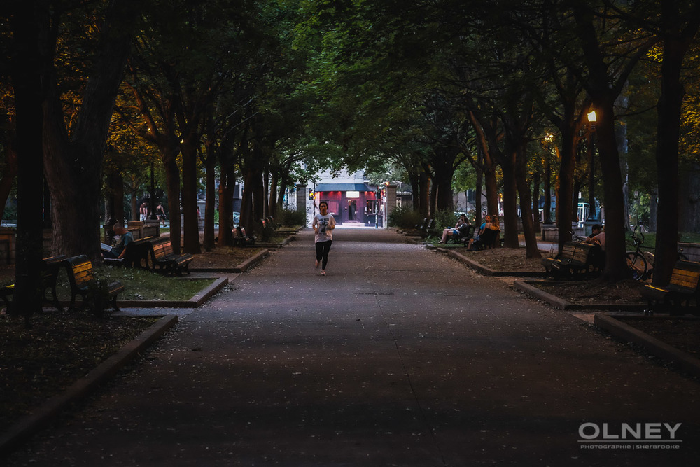 Running at dusk in Lafontaine park OLNEY photographe sherbrooke