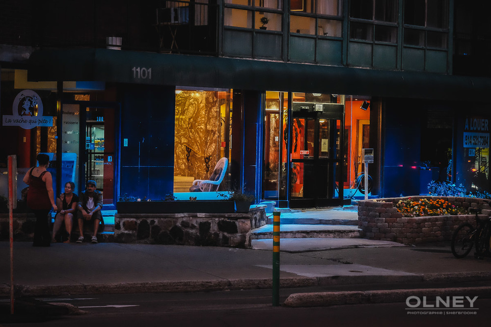 People chatting at dusk on Rachel street montreal OLNEY photographe sherbrooke