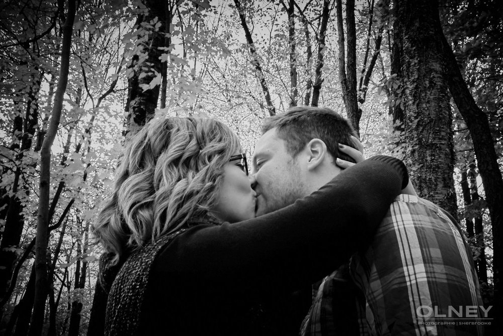 portraitcouple s'embrassant en nature olney photographe