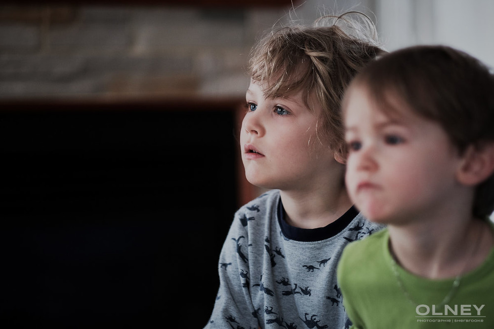 Jeune garçon et son frère