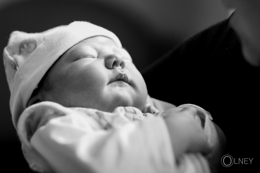 bébé naissant à 13 heures de vie en noir et blanc