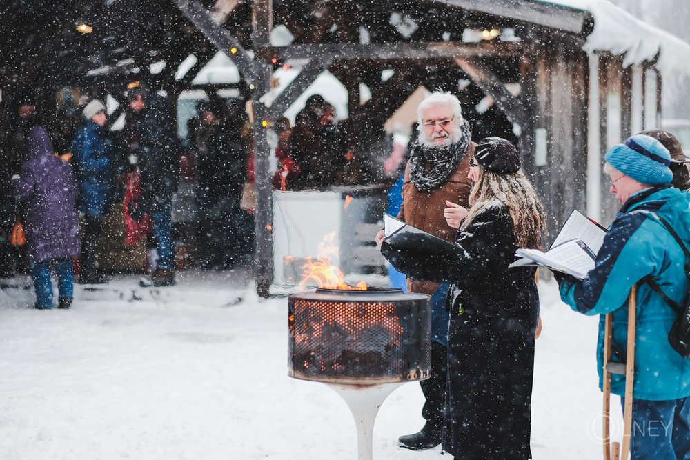 warming up by the fire at marché Locavore-Racine QC