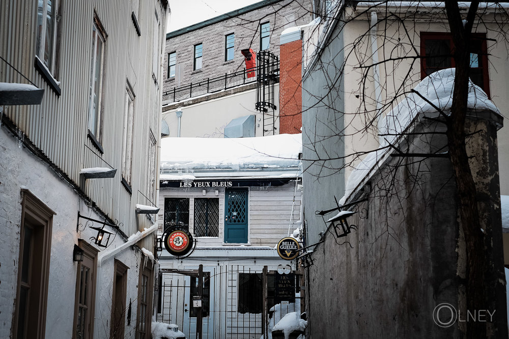 aller leading to a bar in quebec city historical district