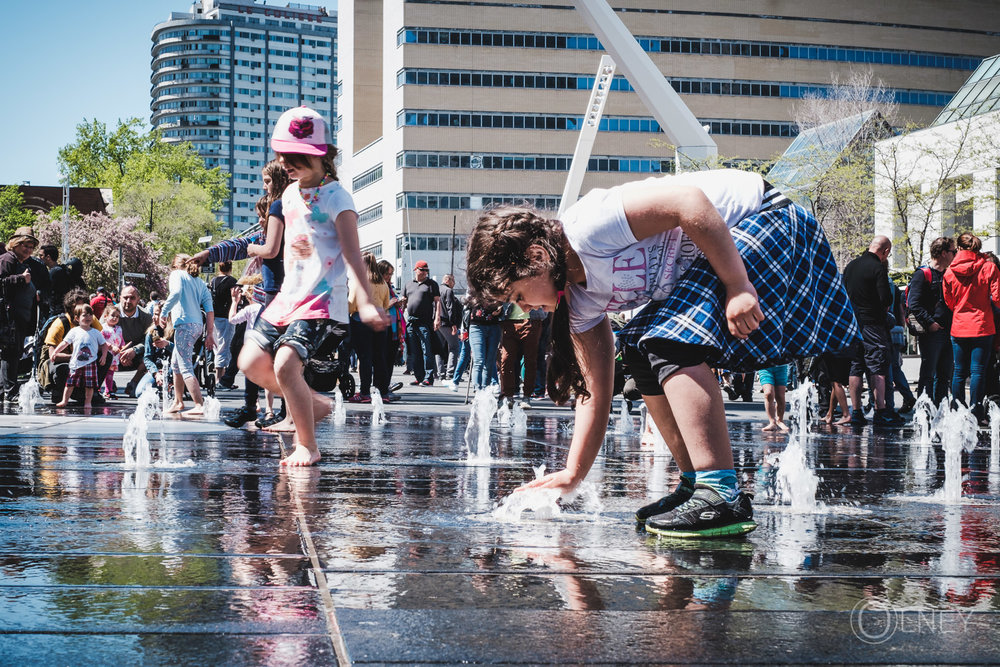 Enfants jouant sur la Place des festivals de Montréal