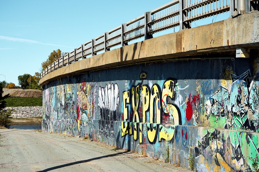 Art de rue sur un vieux tronçon de la voie d'accès de l'ancien pont des Grandes-Fourches à Sherbrooke QC