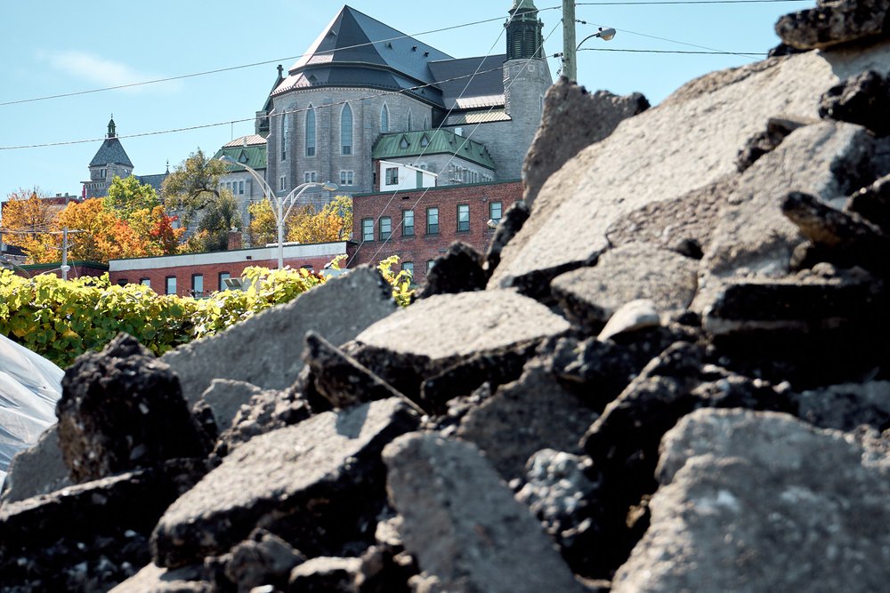 Montagne d'asphalte en morceau avec la cathédrale de Sherbrooke en arrière-plan