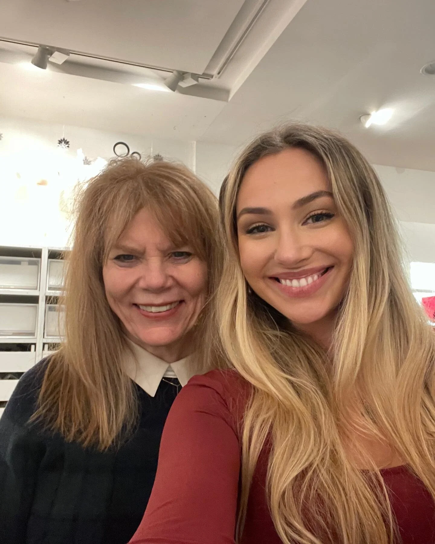 💫 From my lil acting family Holiday party last week, me with one of my favorite people who I love so much and who means so much to me @susan.aston 
 💚🤍♥️
.
Held in an especially beautiful and cheeky space! Thank you #dannykoch for hosting u