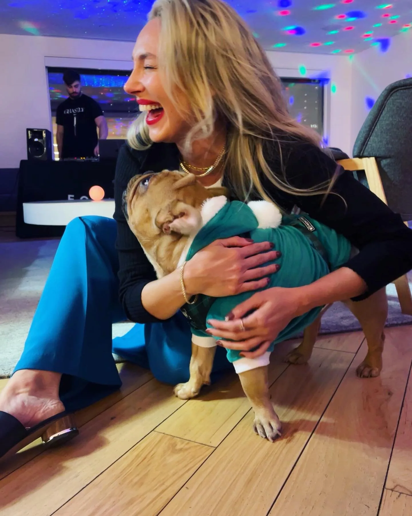 When You’ve Been Good All Year…!!!🎄🎁🕊✨😍🥰 Happy and Merry to you for whatever you celebrate!! 🎊 
.
Thank you Amy and Harley for creating joy wherever they go! 🤩🐶
.
Thank you @queuethereview_  for the snaps! 💗🎄