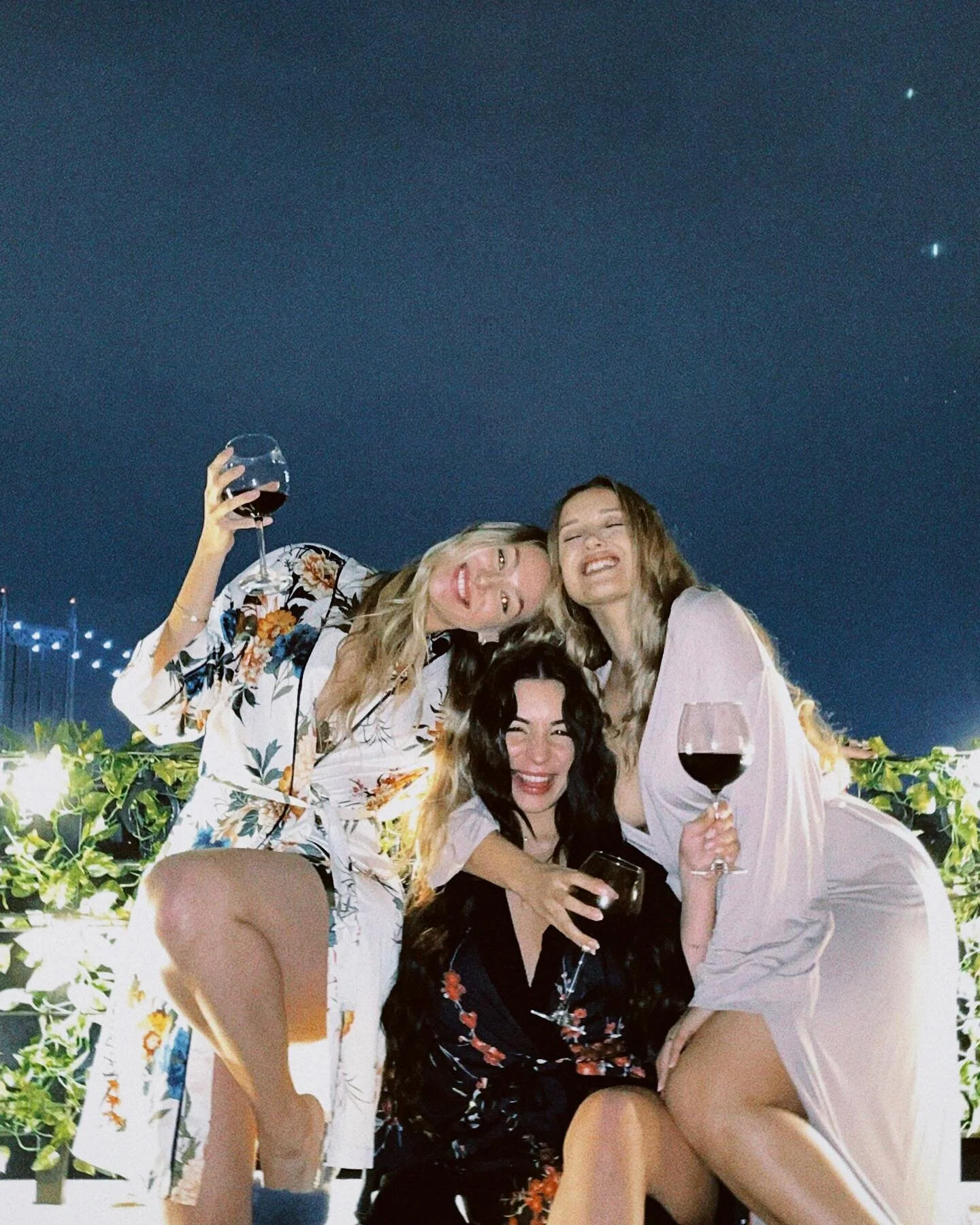 🖤🥀🌃 ✨
.
“We are all in the gutter, but some of us are looking at the stars…🌟✨” — Oscar Wilde