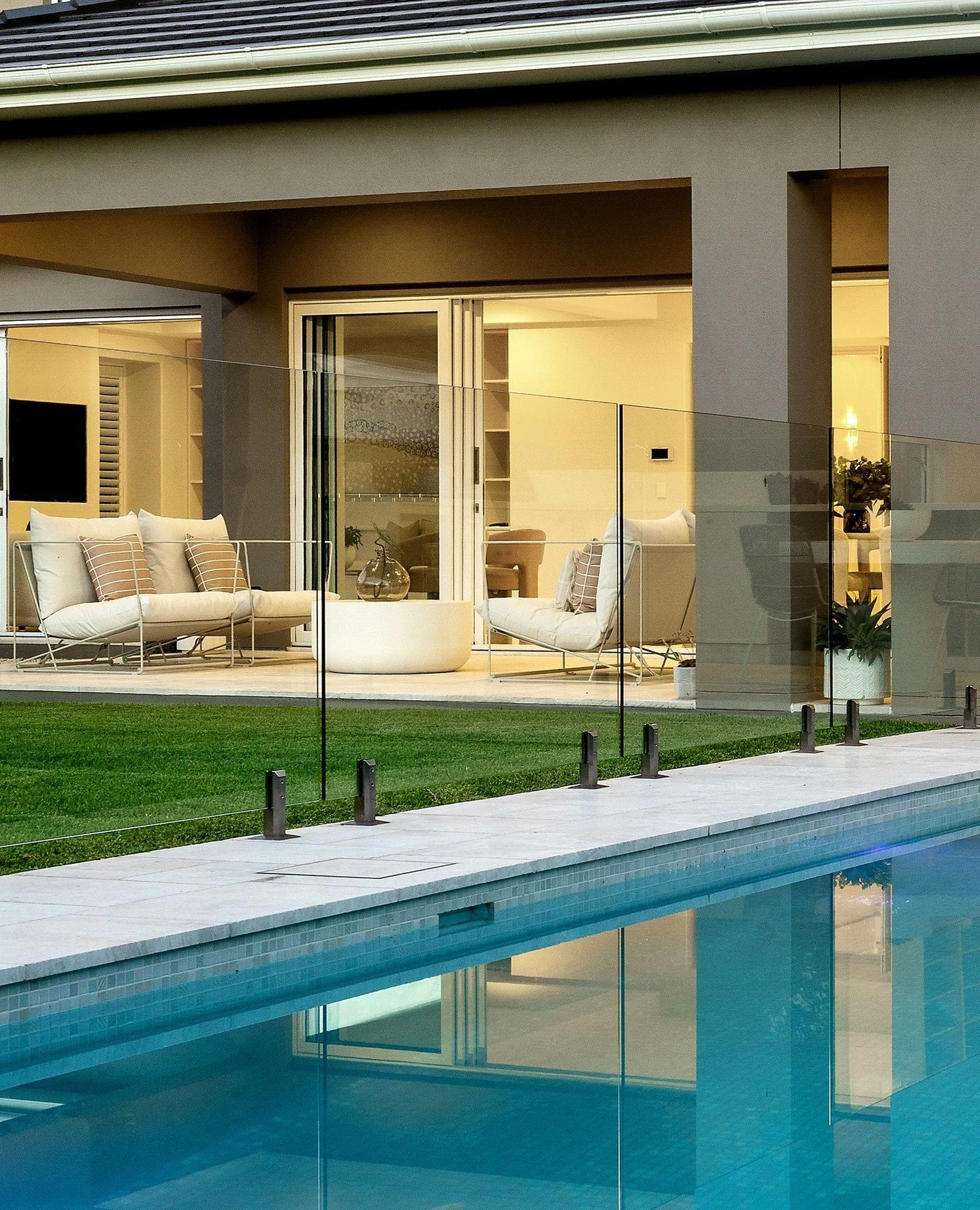 .⁠
⁠
☀️ If you&rsquo;re solar-charged like us, you&rsquo;ll agree &mdash; these warmer days are giving major summer-is-coming vibes. And we're excited for it!⁠
⁠
Here&rsquo;s a little pool inspo &mdash; Luxurious &amp; Elegant.⁠
⁠
Crystal-clear water