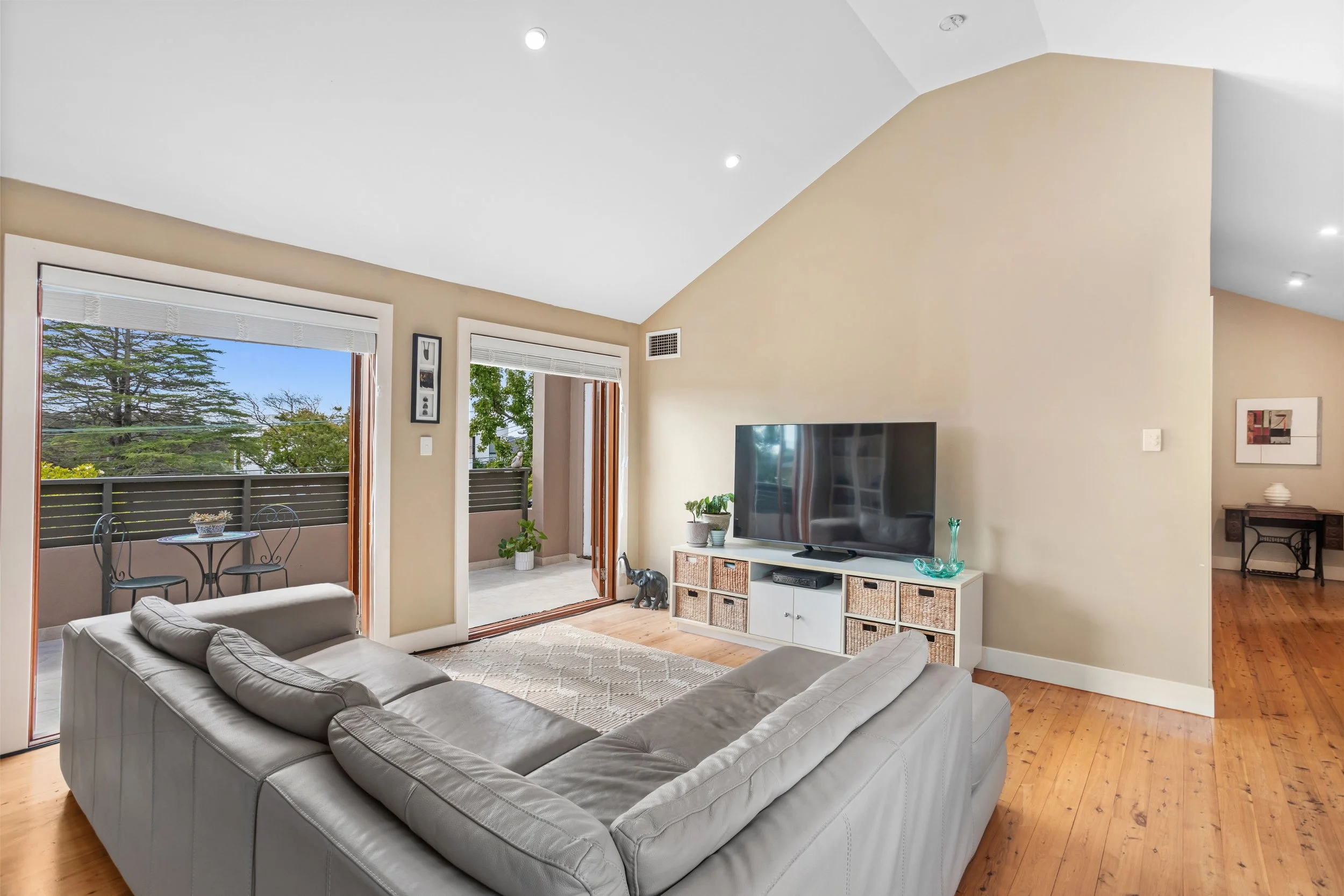 Upstairs Living - no pic in TV sm.jpg