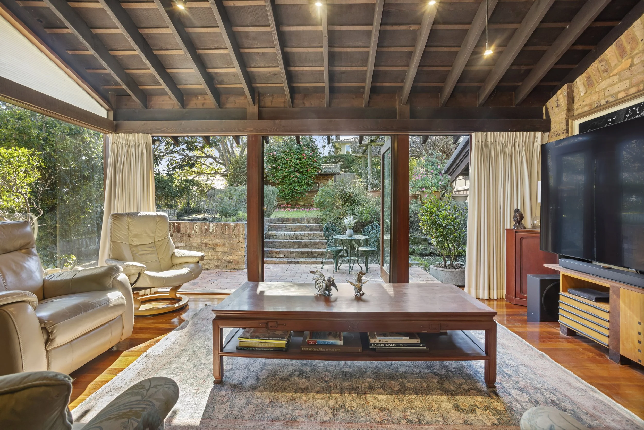 Lounge to backyard.jpg
