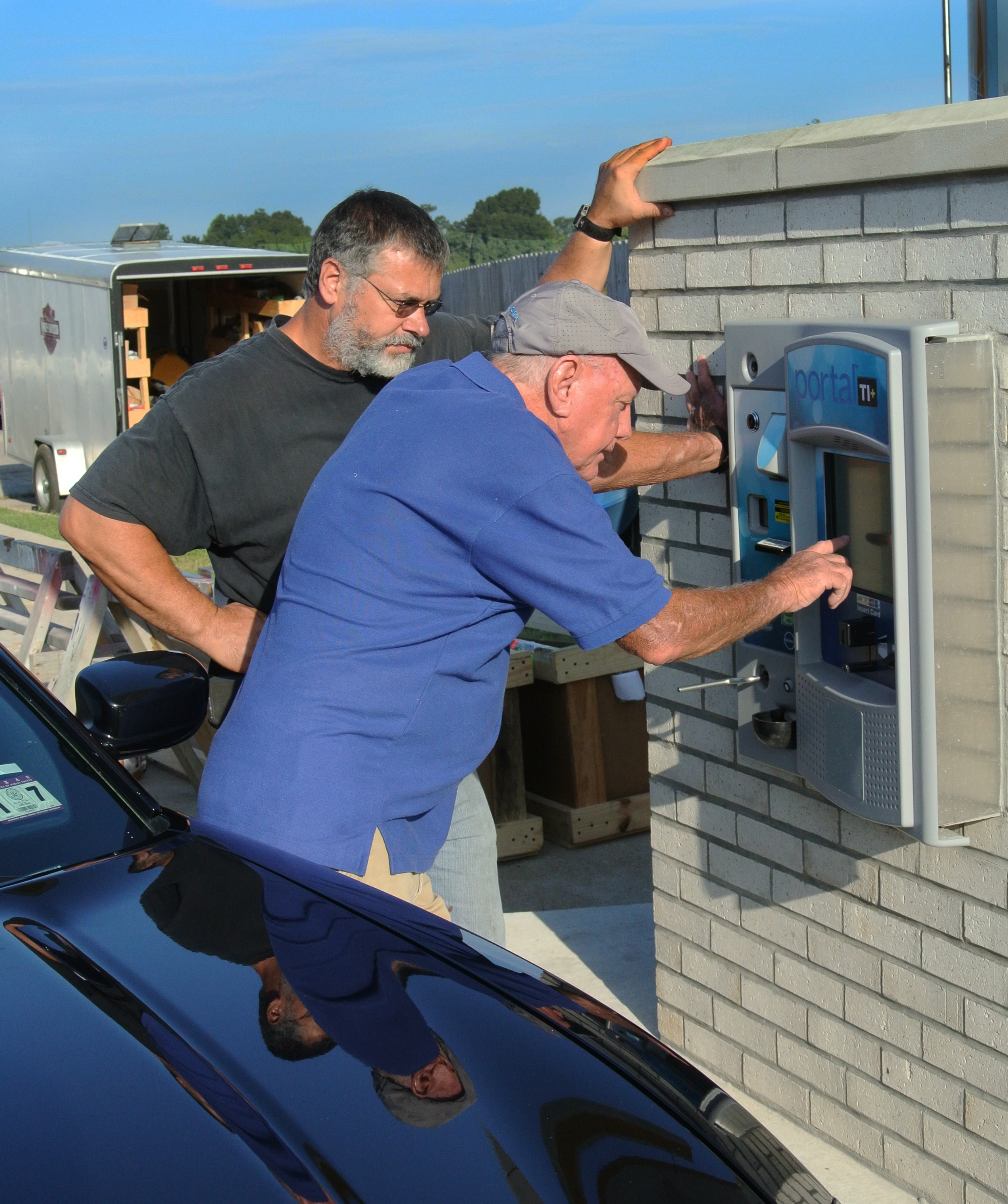 Chief installer (Kevin) shows Thomas (Owner) the features of the Unitec Portal Ti+