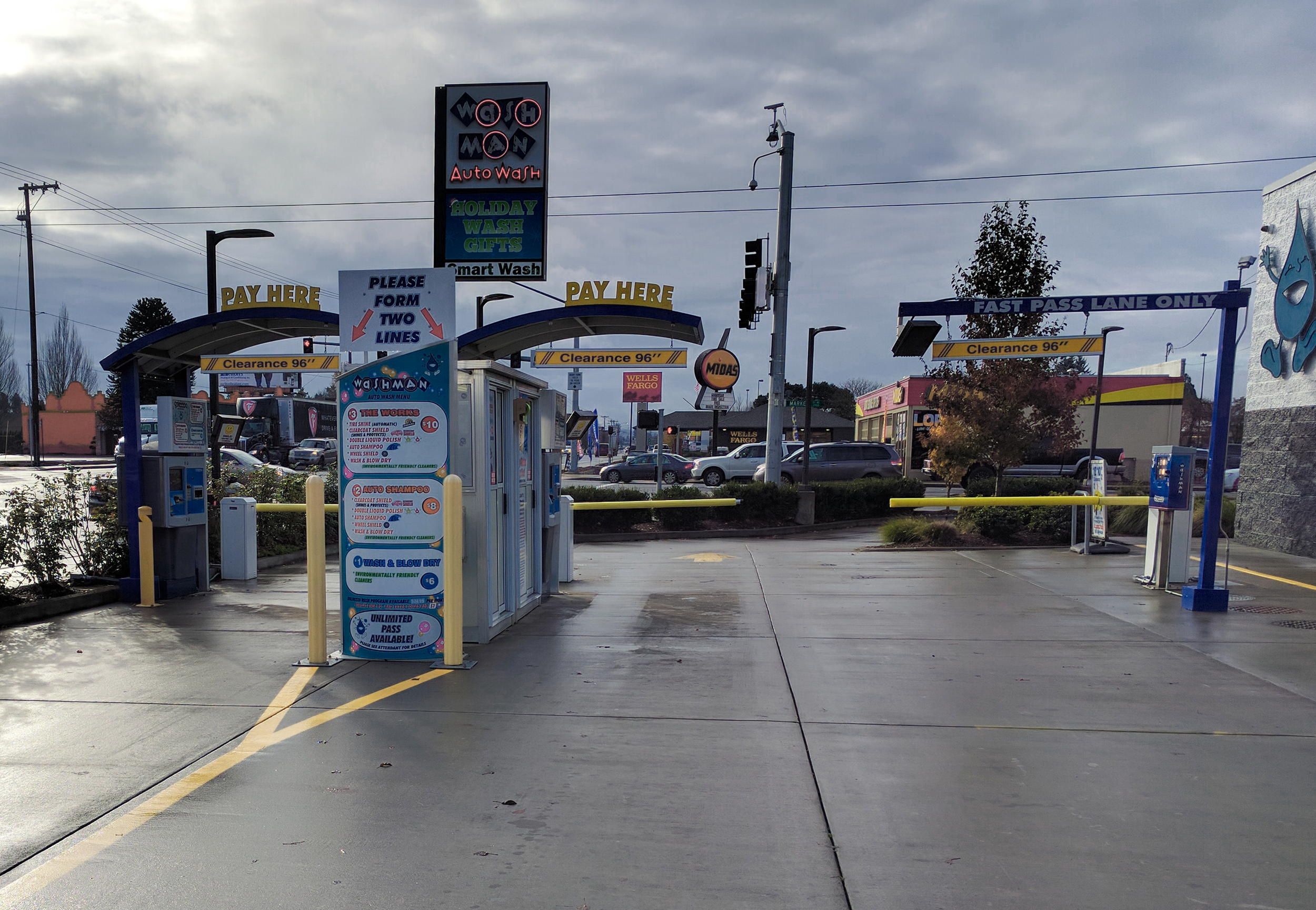 Notice the Fast Pass only lane on the right.