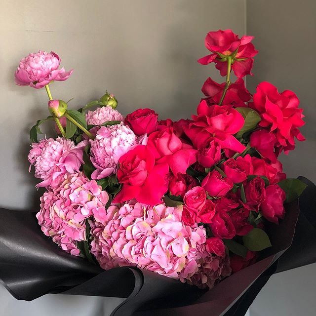 Mother&rsquo;s Day a few days away. Get them orders in now, before it&rsquo;s too late! #rosesetpivoines #atmdd 
call or email now for pricing.  #centerpieces #centrepieces #miamiweddings #miamibrides #miamiflorist #miamicorporateevents #eventpros #w