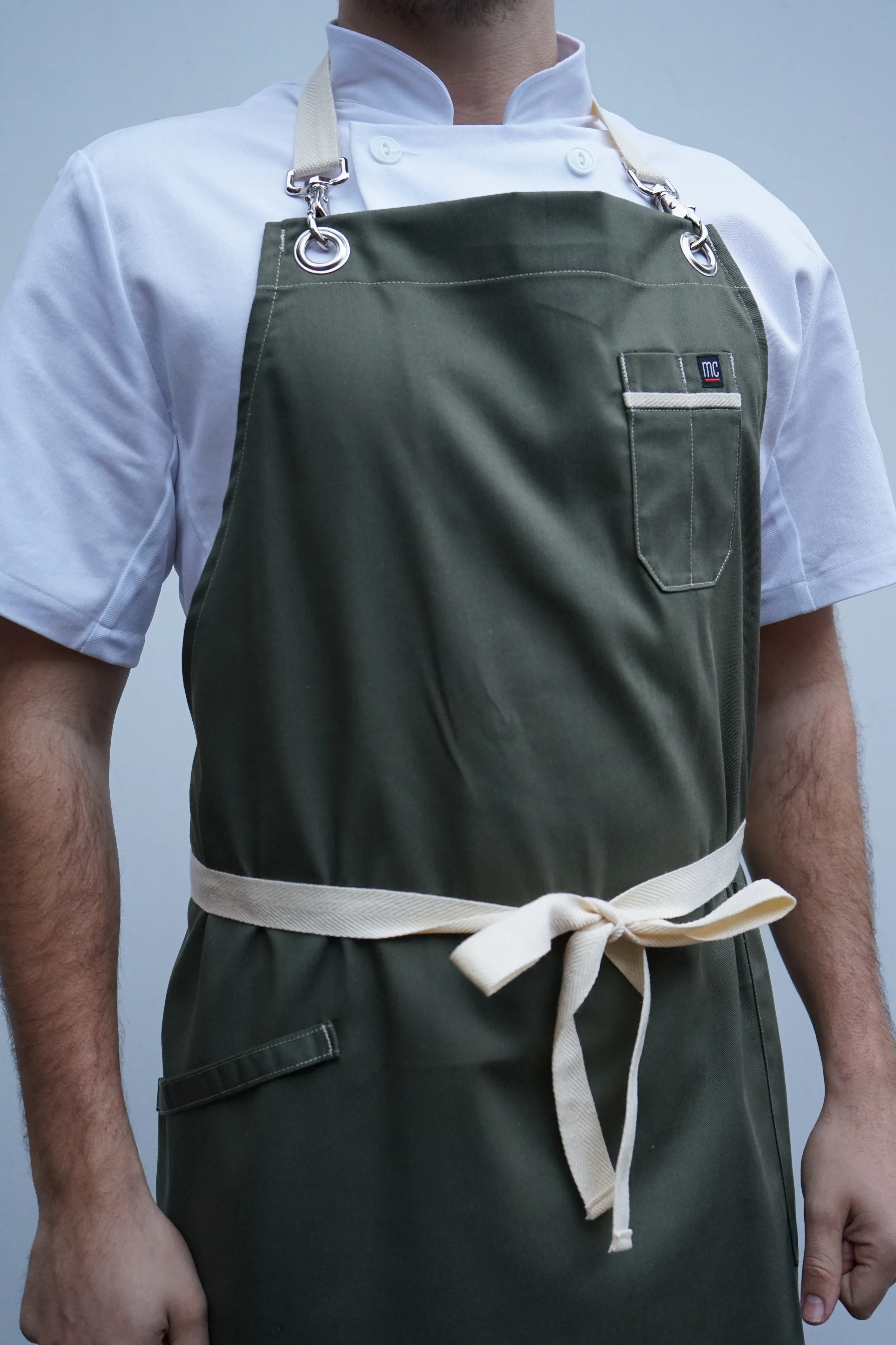 WINDSOR_apron_meechef_promo_chest_pocket_apron_strap.JPG