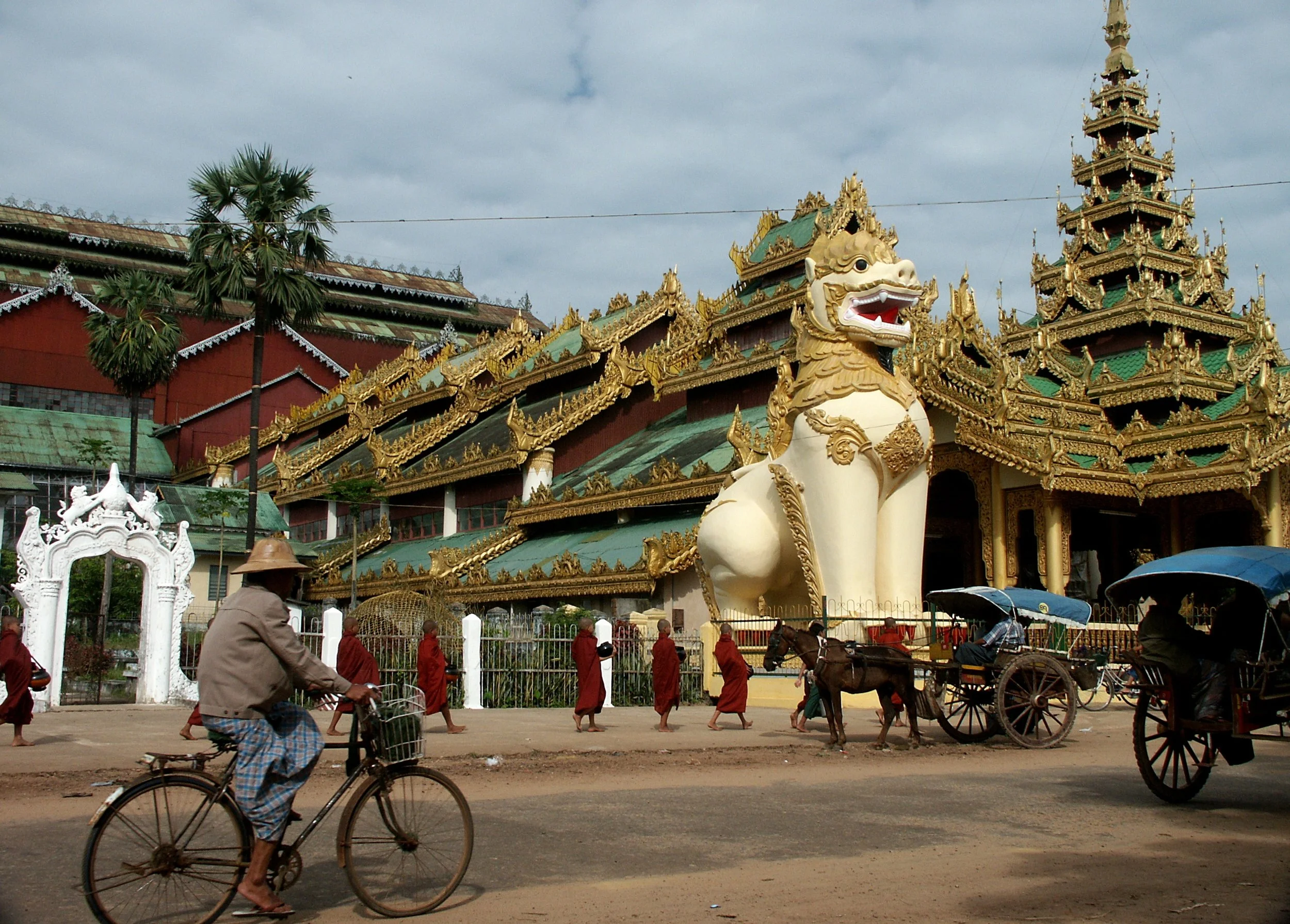 038 Temple Area-Bago.JPG