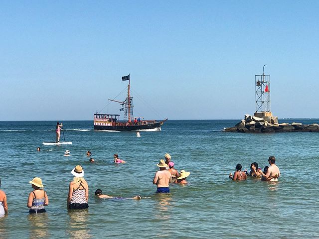 What a great shot 📸 We love when people send us photos of us sailing the high seas. If you&rsquo;re ever in Oak Bluffs make sure to keep an eye out for us🏴&zwj;☠️ (Pic : @caitesbee )
.
.
.
.
#marthasvineyard #eastchop #pirates #sailing #sailingchar