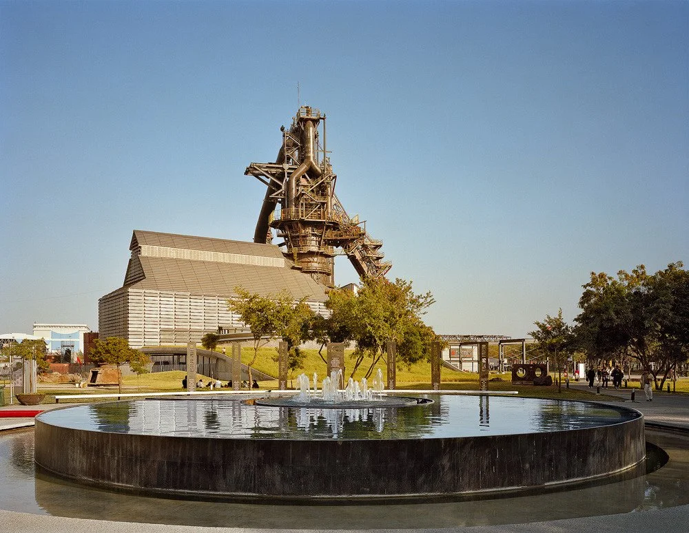 image of museo del acero horno from outside looking across the fountain