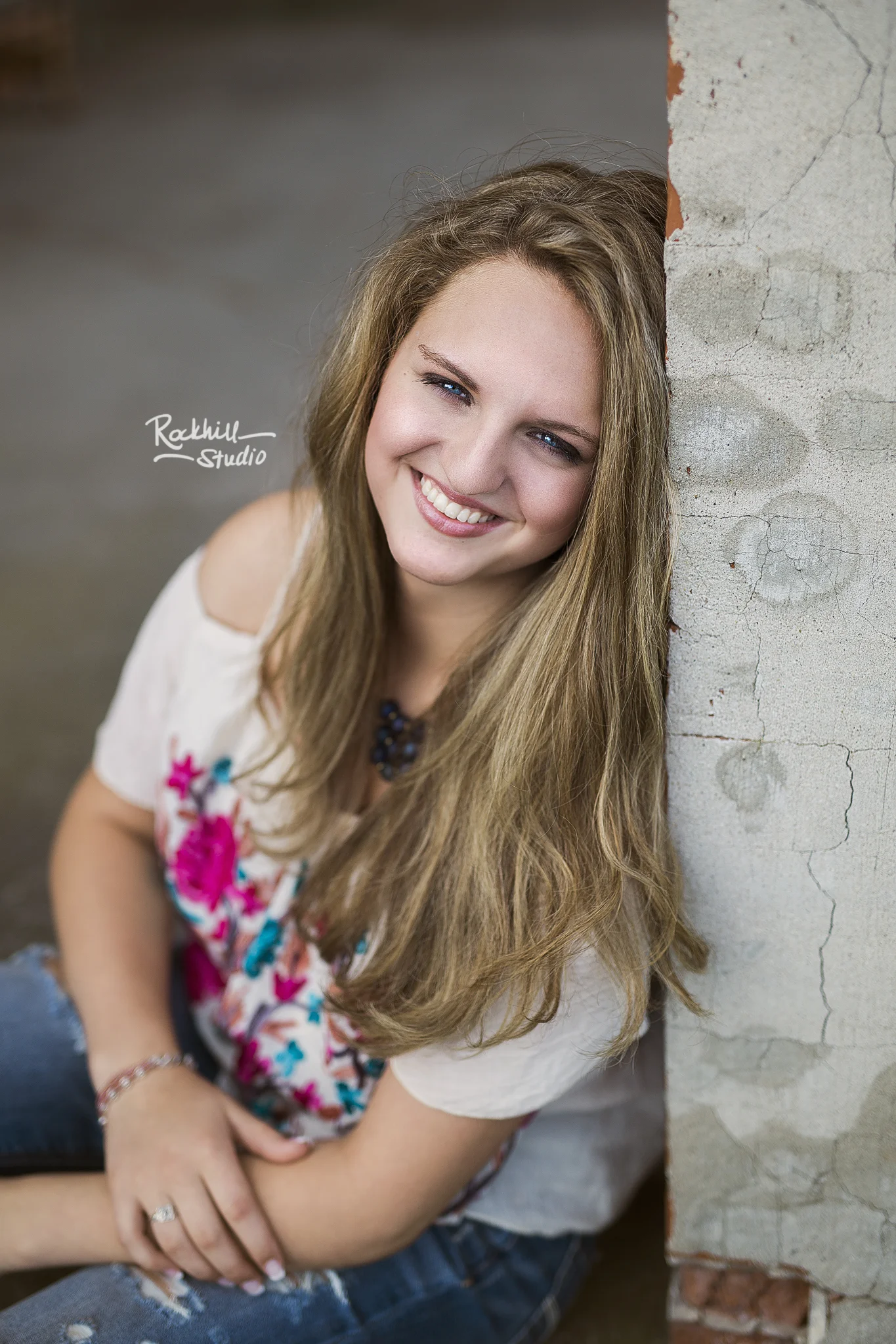 upper-peninsula-senior-photographer-marquette-girl-urban-wall.jpg