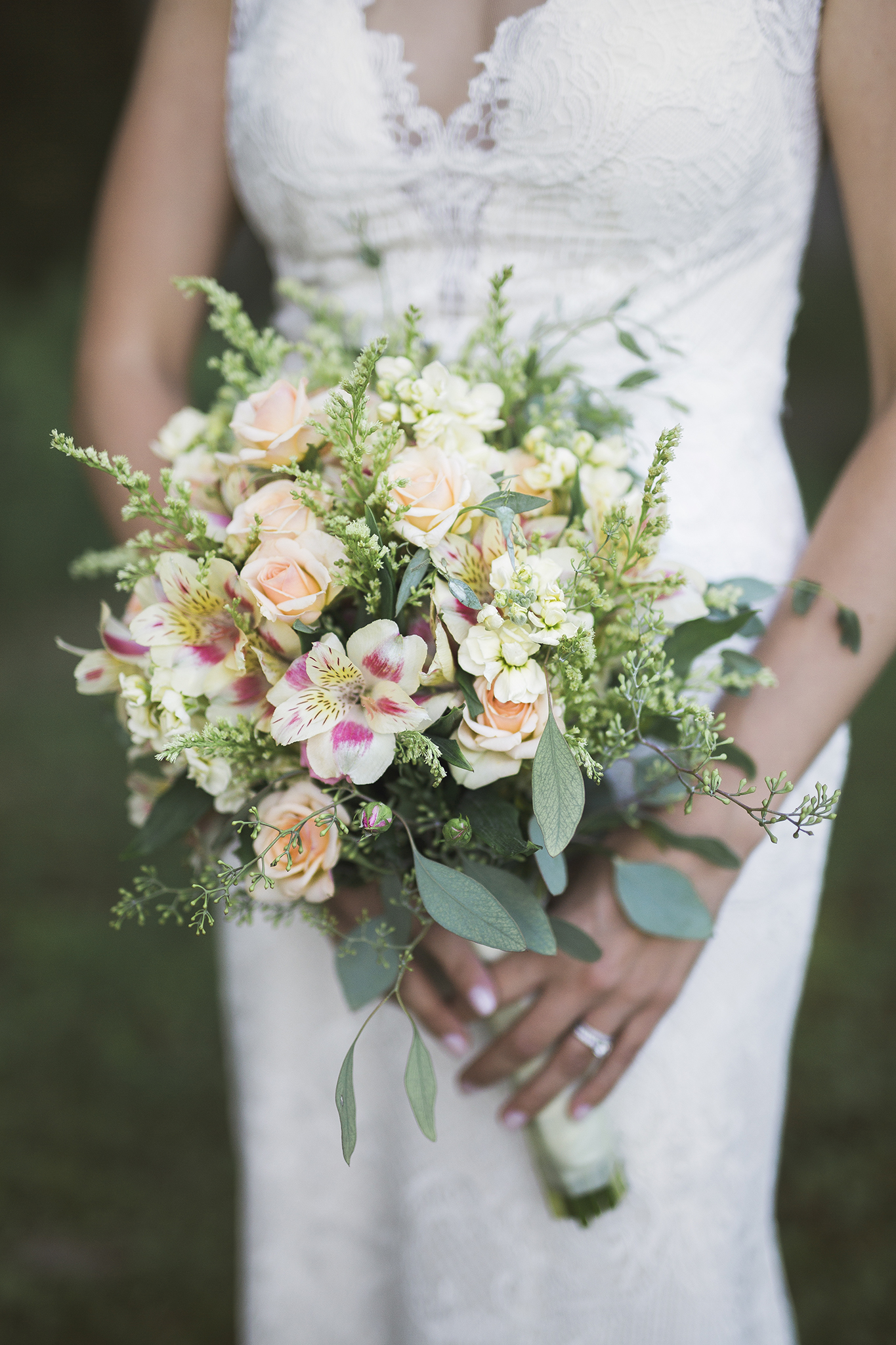 marquette-wedding-photographer-lake-superior-michigan-wedding-bouquet-floral.jpg