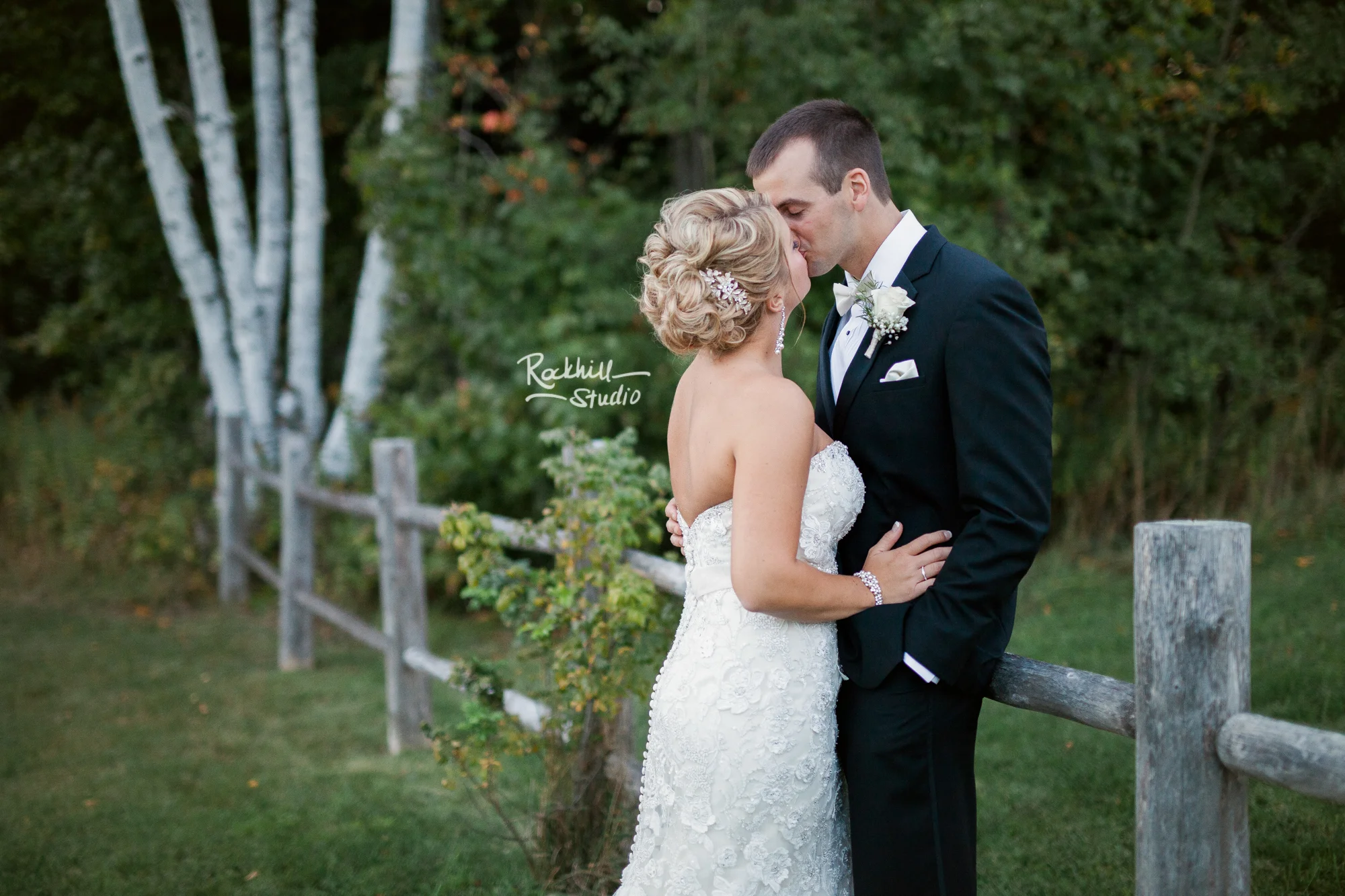 marquette-wedding-photographer-michigan-upper-peninsula-bride-groom-kissing.jpg