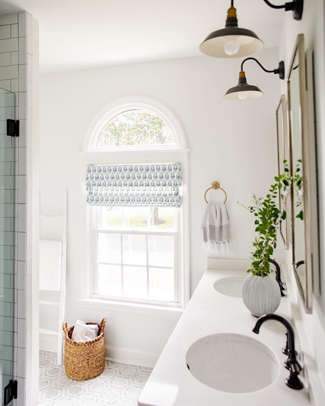 Although we didn&rsquo;t add to the square footage in this bathroom reno&mdash;it now feels about a million times bigger and brighter! 📷: @jenmdiaz
&bull;
&bull;
&bull;
&bull;
#morganthompsoninteriors #bathroomreno #franklintn #nashvilleinteriors #b