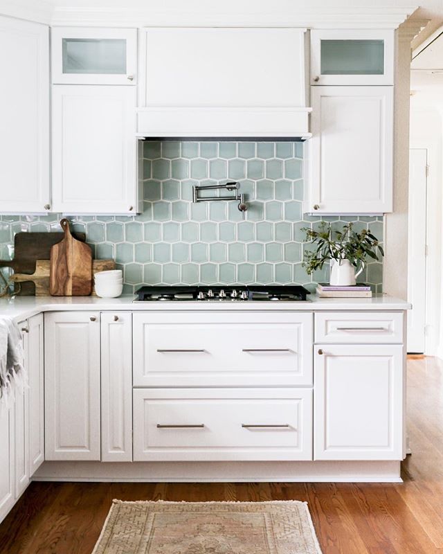 Perfect kitchen scenario//📷: @jenniferdiazphoto &bull;
&bull;
&bull;
 #morganthompsoninteriors #nashvilleinteriors #kitchendesign  #interior4all #nestandflourish #interior4you #bhghome #finditstyleit #currentdesignsituation #interior_and_living #thi