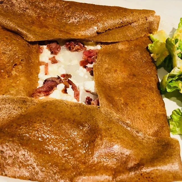 Galette of the month for August :
Mozzarella and Goat cheeses, Onions and Bacon crumbles...
