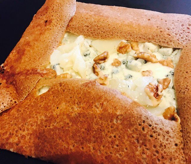 Galette of the month for October : Mozzarella, Gorgonzola, Pear and Walnut.