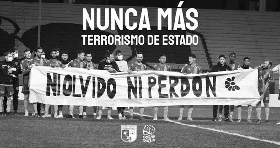  Uruguay : intervention de l’équipe de foot de Montevideo avant son match de 1ere division – juin 2021. La veille, le responsable de l'opération Condor en Uruguay est mort tranquillement à l'hôpital militaire à 82 ans en ayant gardé un silence total sur les disparus. 
