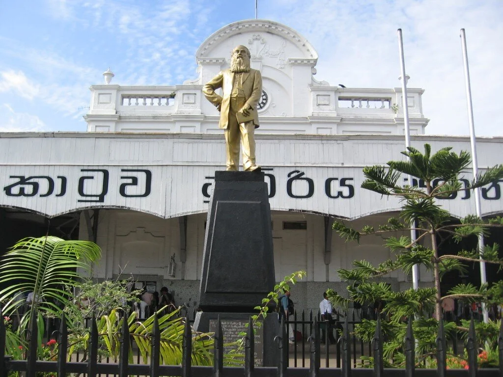             Statue du COLONEL OLCOTT à COLOMBO (SRI LANKA)  