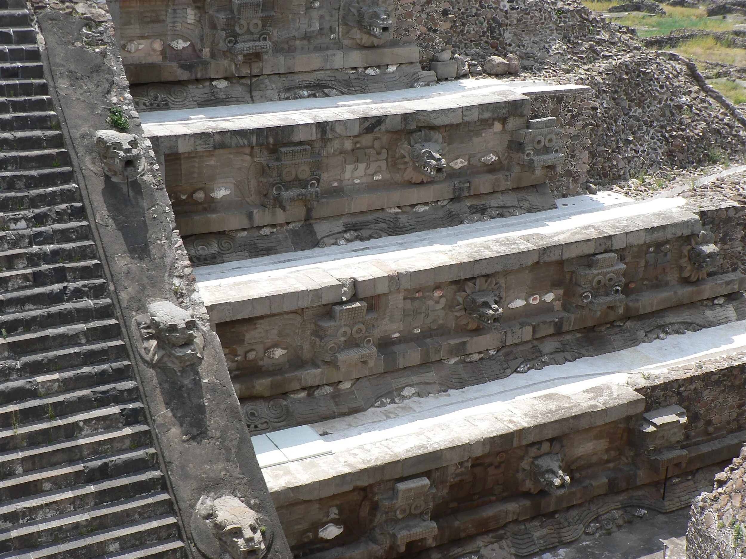 6-détail PS Une face bien restaurée de la pyramide du Serpent à plumes. L’escalier est bordé des têtes du serpent, tandis que le système “talud-tablero” met aussi en valeur des têtes de Tlaloc le dieu de la pluie, chaque “talud” reposant sur un serpent ondulant.