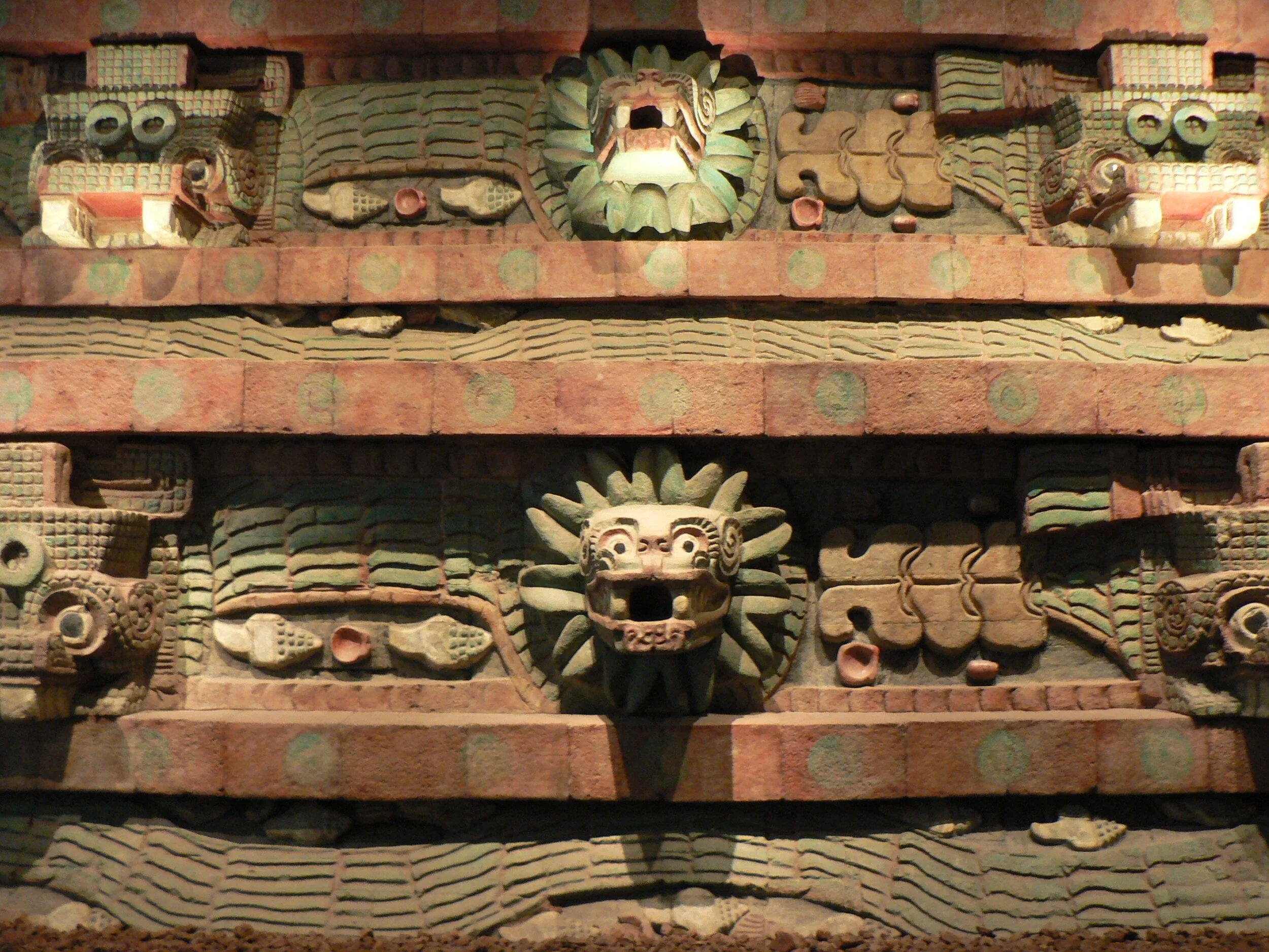 7-détail PS Musée Cette reconstitution au Musée archéologique National de Mexico restitue la couleur des flancs de la pyramide du Serpent à plumes.