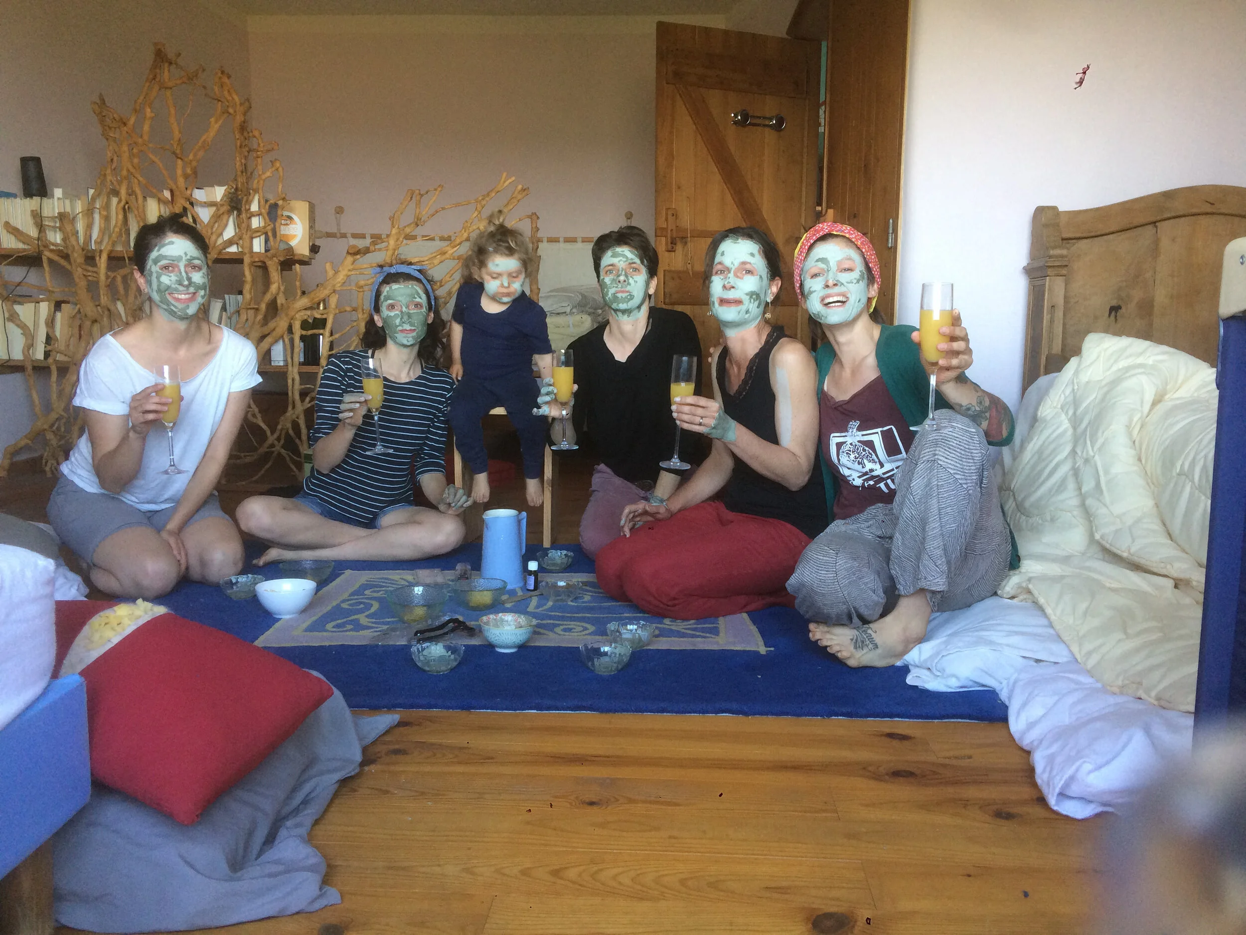 Masques d'argile verte // Self-love clay masks! Nous avons profité du confinement pour organiser notre deuxième soirée filles ! // We took advantage of the confinement to organize our second girls night! Recette ici // Recipe here
