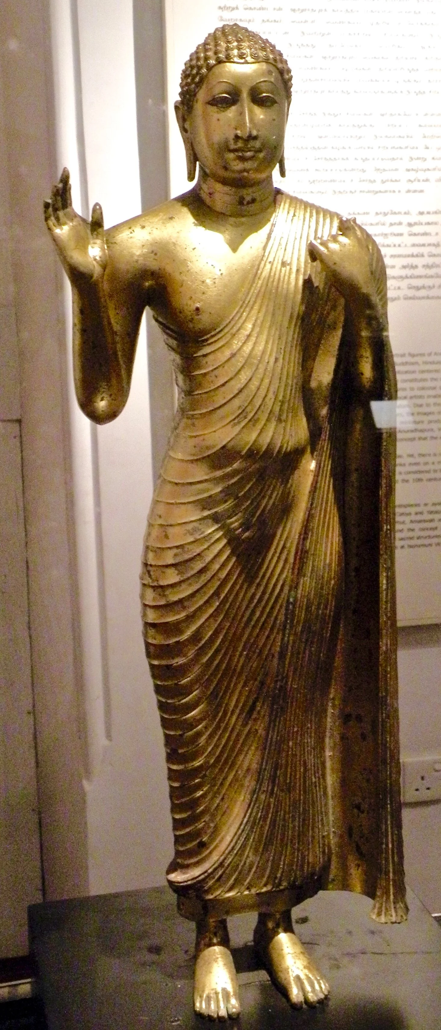    Cette statue, très hiératique, se rattache au style indien&nbsp;: toge sur une seule épaule et absence de sandale (musée de Colombo – Sri Lanka).   &nbsp;   