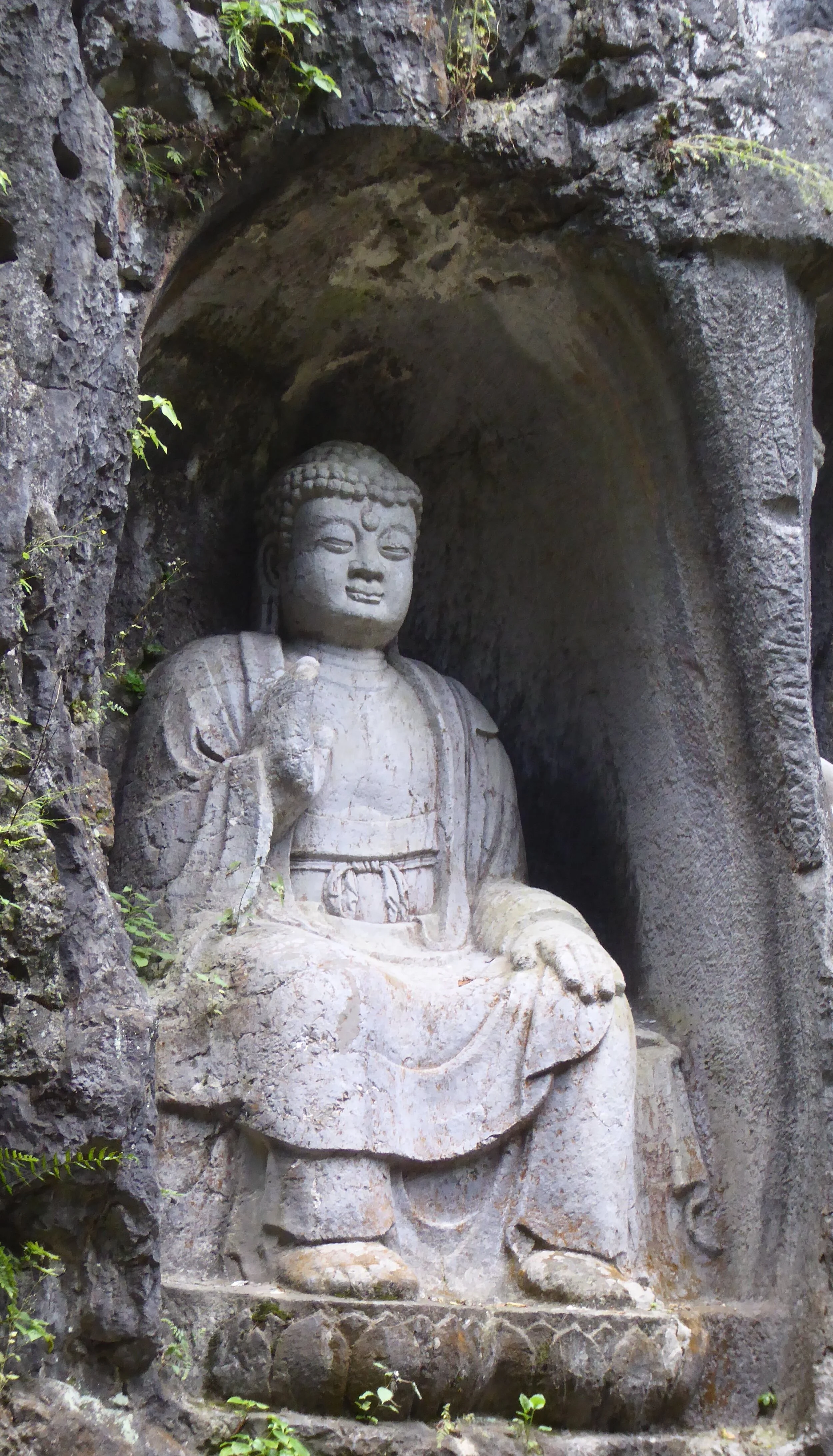    Bouddha sculpté dans la falaise du “Mont venu en volant”, période Song (grottes d’Hangzhou – Chine)   