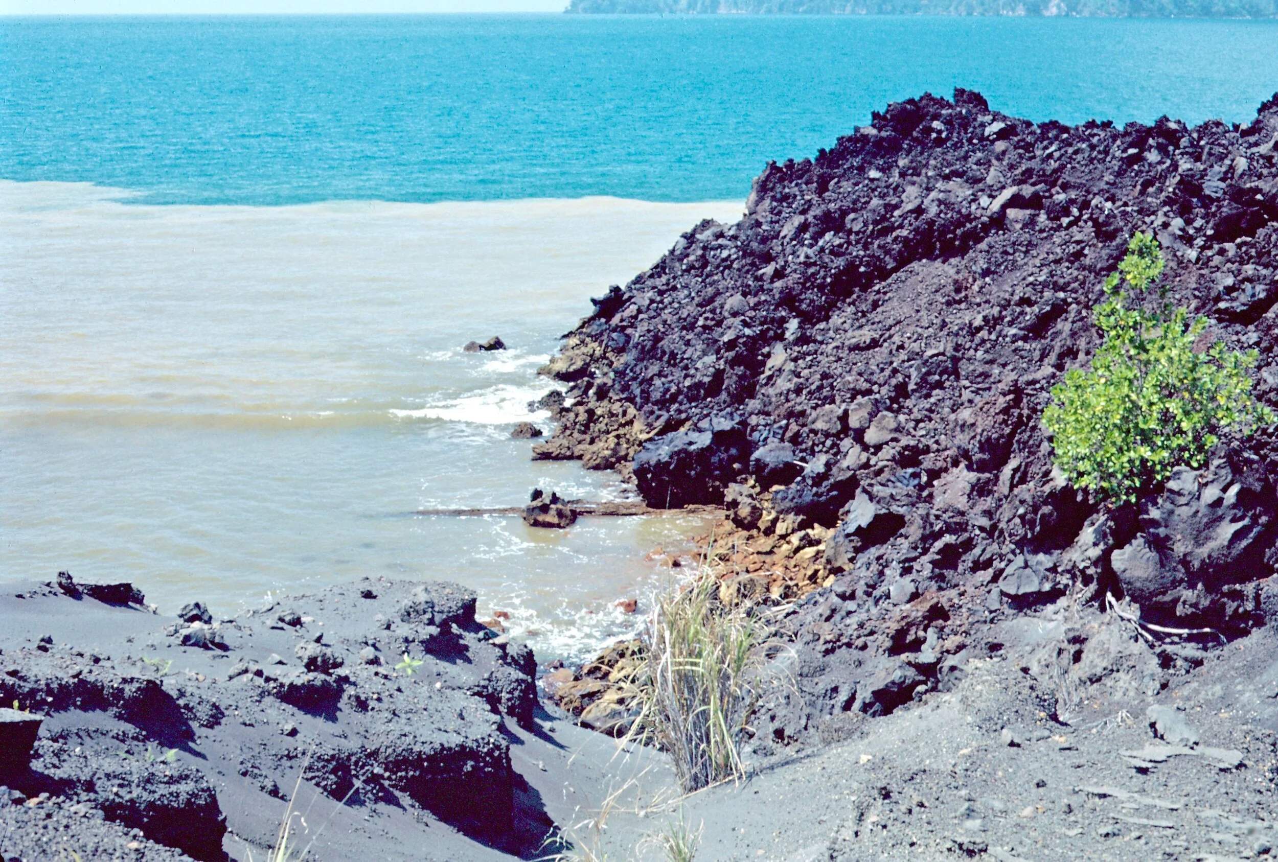 Coulée de laves s’avançant en mer
