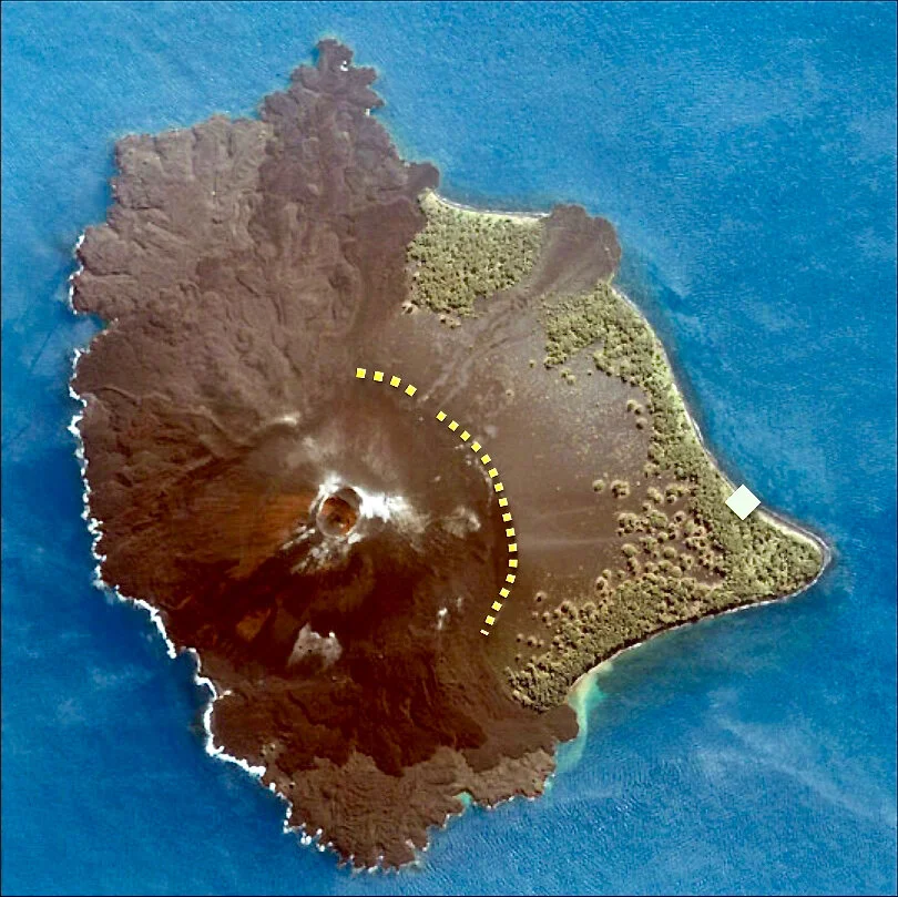 Anak Krakatau en 2005. Sur cette image satellite de 2005, j’ai indiqué par un losange clair l’emplacement approximatif de notre bivouac et en pointillé jaune la crête du premier cratère édifié par les cendres.