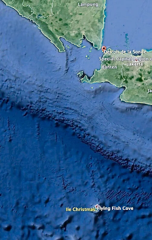 Le plancher océanique au large du détroit de la Sonde. Remarquez les nombreux accidents parallèles N-S dont celui bien marqué qui part de l’ile Christmas jusqu’au Krakatau.