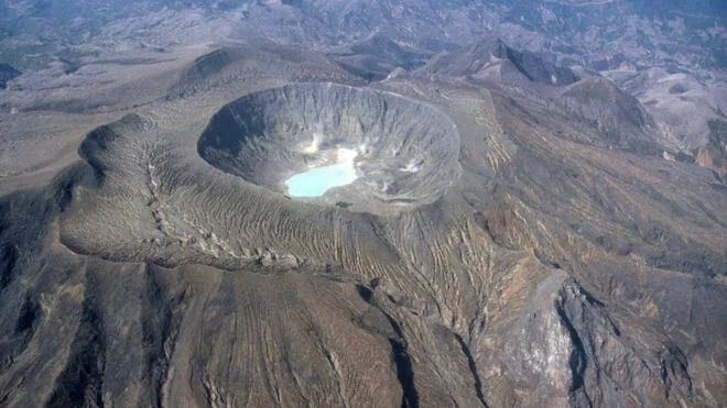   Une vue aérienne du cratère, 1 an environ après l’explosion.   