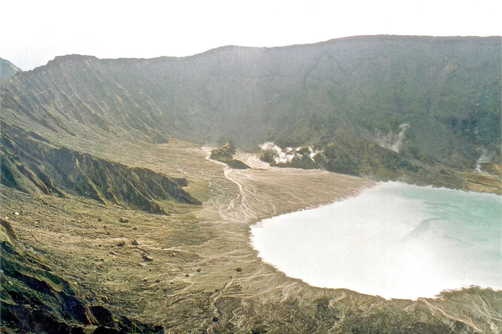   Le cratère en 1993 : l’érosion a adouci la pente interne et les produits fins se sont accumulés dans le lac au centre du cratère. Les gros blocs dégagés au sein des pyroclastites par l’érosion se sont éboulés sur le bas des versants dont certains sont recolonisés par la végétation.   
