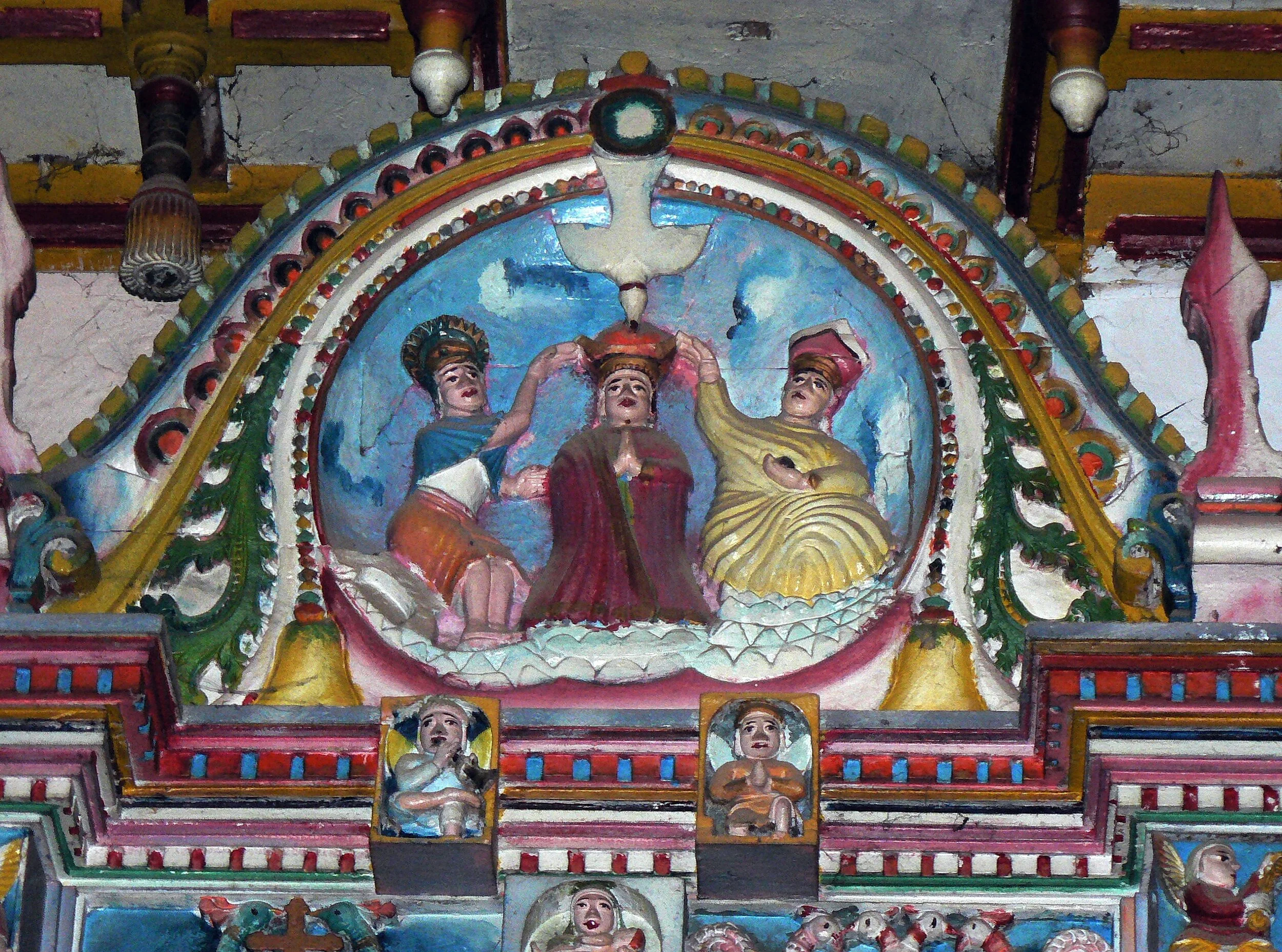   Cette dalle est surmontée par un médaillon évoquant la sainteté de la Vierge recevant le Saint-Esprit.   