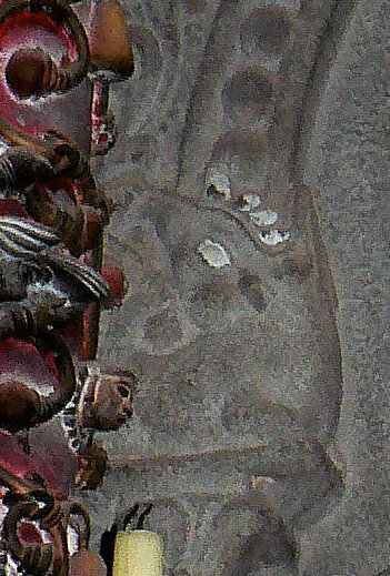  Détail de la grande dalle : la silhouette du makara est renforcée par la peinture blanche qui indique l’œil et les dents.  