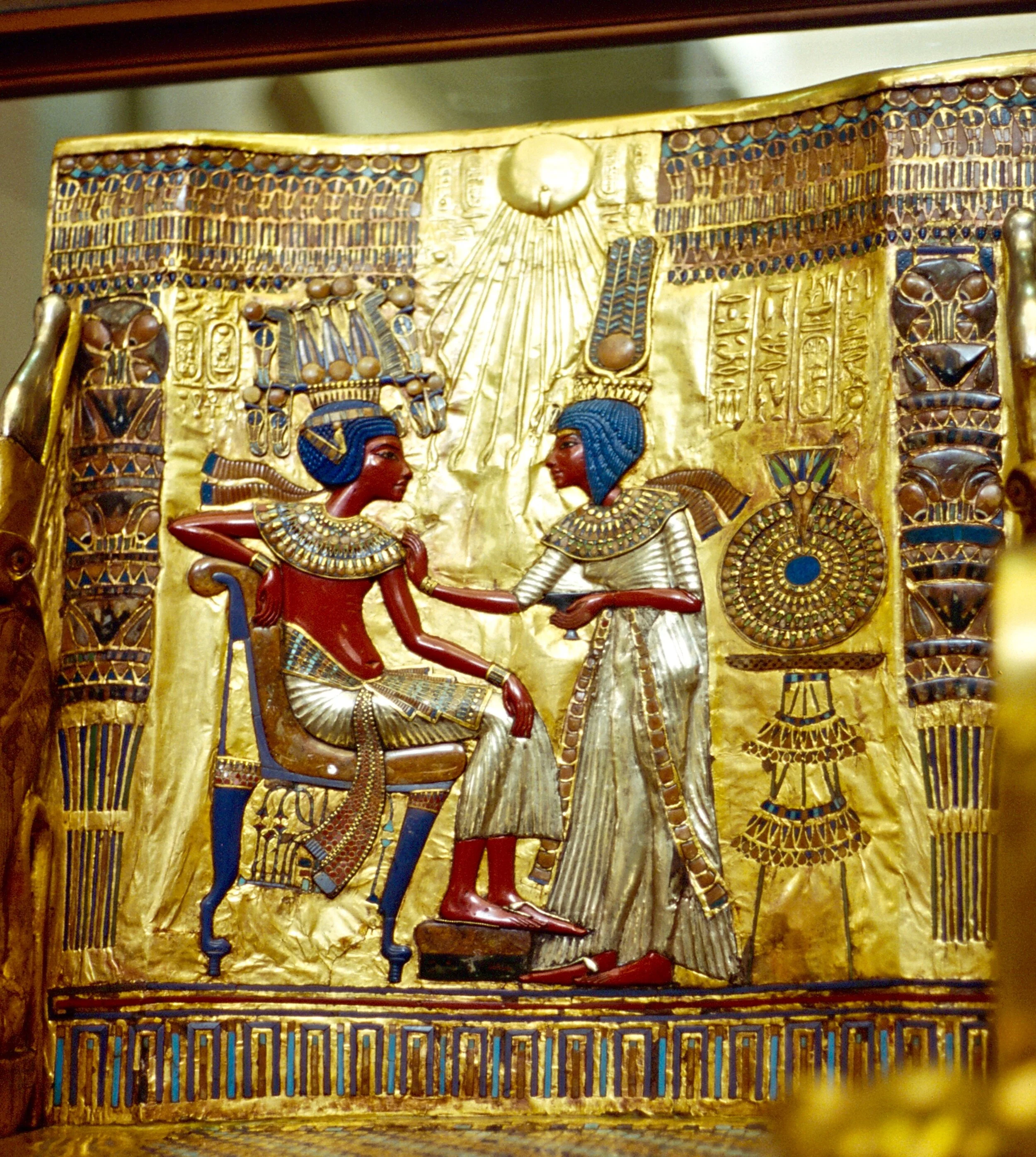 Le disque solaire Aton tend la croix de vie à pharaon et à son épouse. (Musée du Caire -Trésor de Toutânkhamon, fils et successeur d'Akhenaton initiateur de la réforme religieuse du 14e siècle avant notre ère).