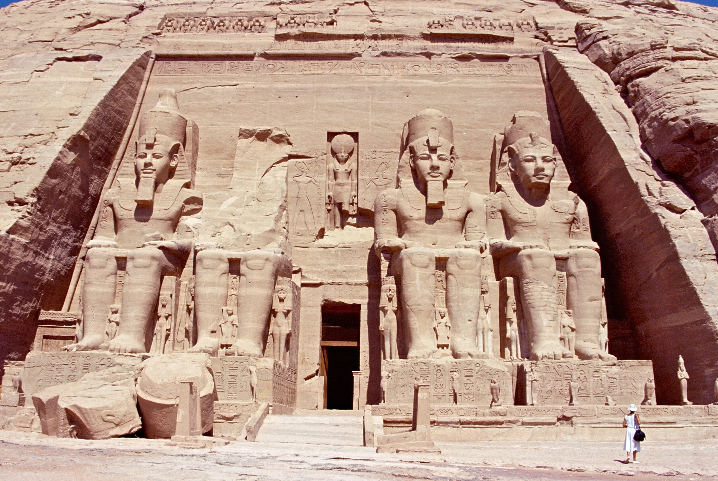 Le temple d’Abou Simbel, creusé sur ordre de Ramsès II dans la falaise de la rive ouest du Nil (la rive des morts associée au soleil couchant), est orienté sur le point de lever du soleil à l’équinoxe.