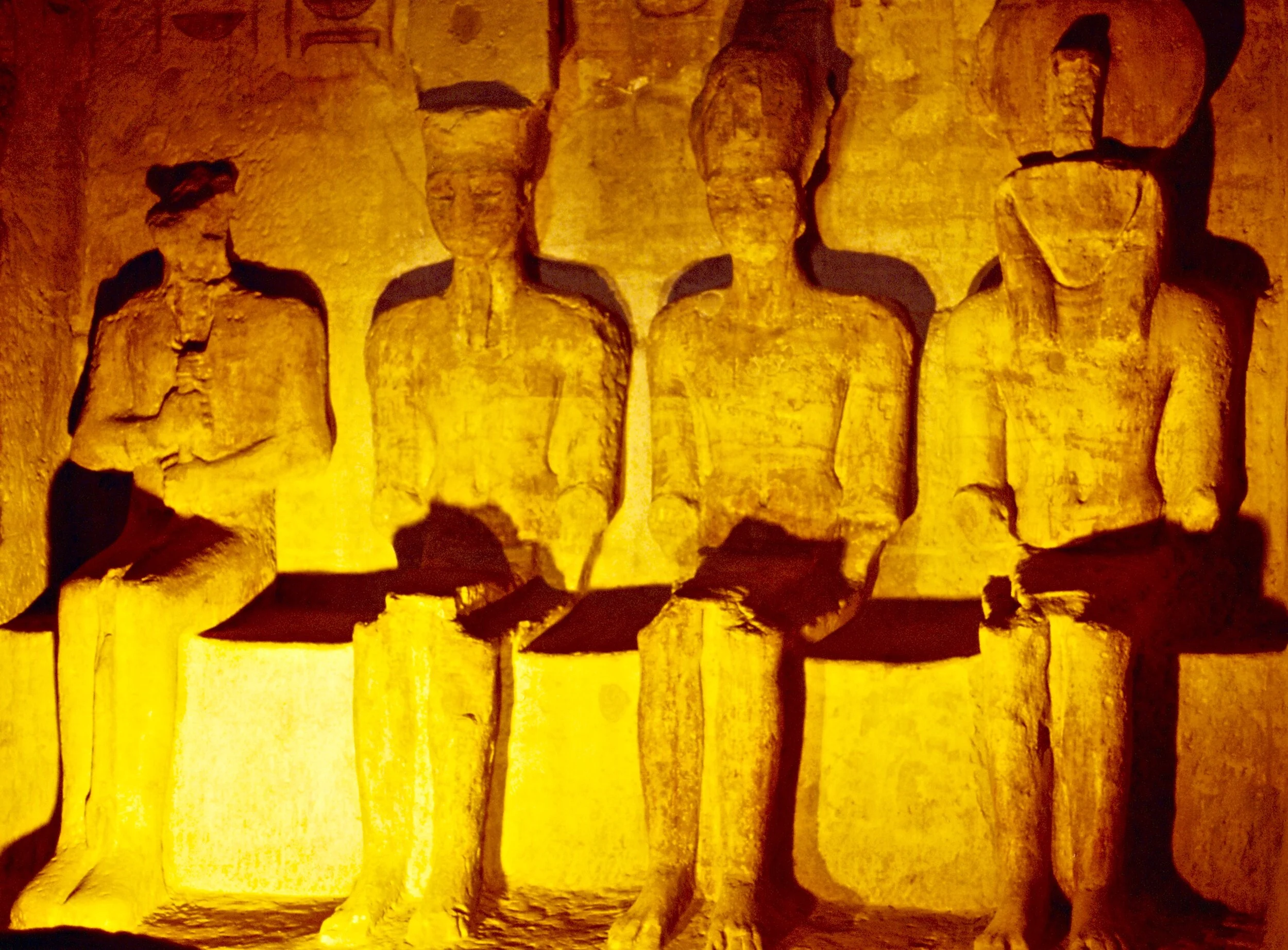 La lumière solaire rasante pénètre alors jusqu’au fond du couloir du temple, illuminant 3 des 4 divinités, celle de Ptah, dieu funéraire des ténèbres, légèrement décalée par rapport à l’axe du couloir, restant toujours dans l’ombre.(NB = ma photo est prise au flash)