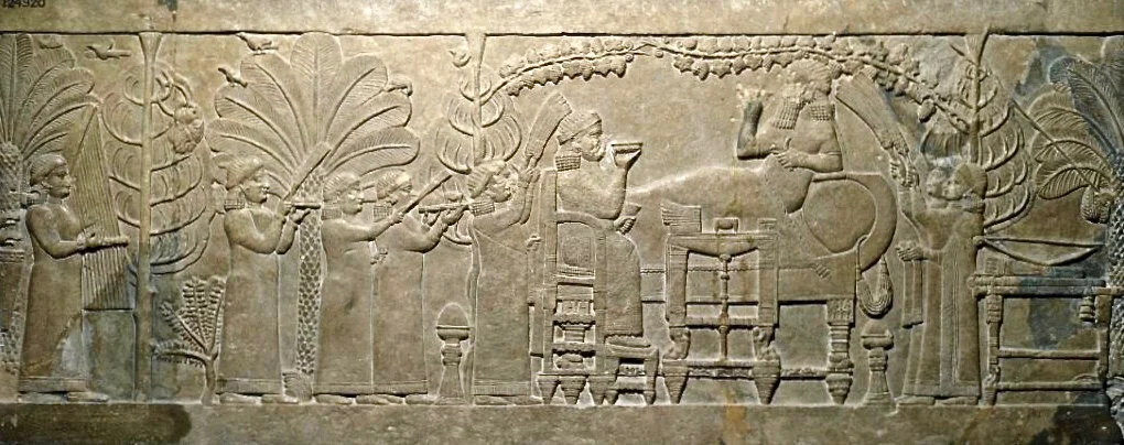   Ces deux fresques assyriennes datées du 9e-8e siècles avant notre ère nous présentent le don du palmier aux hommes par les divinités (MET, NEW YORK) et la tenue d’un banquet impériale dans un jardin, sous une treille (British Museum, LONDRES)  